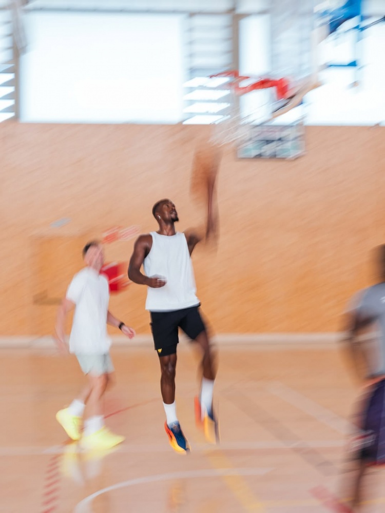 巴特勒社媒更新近期动态 一边度假一边训练两不耽误